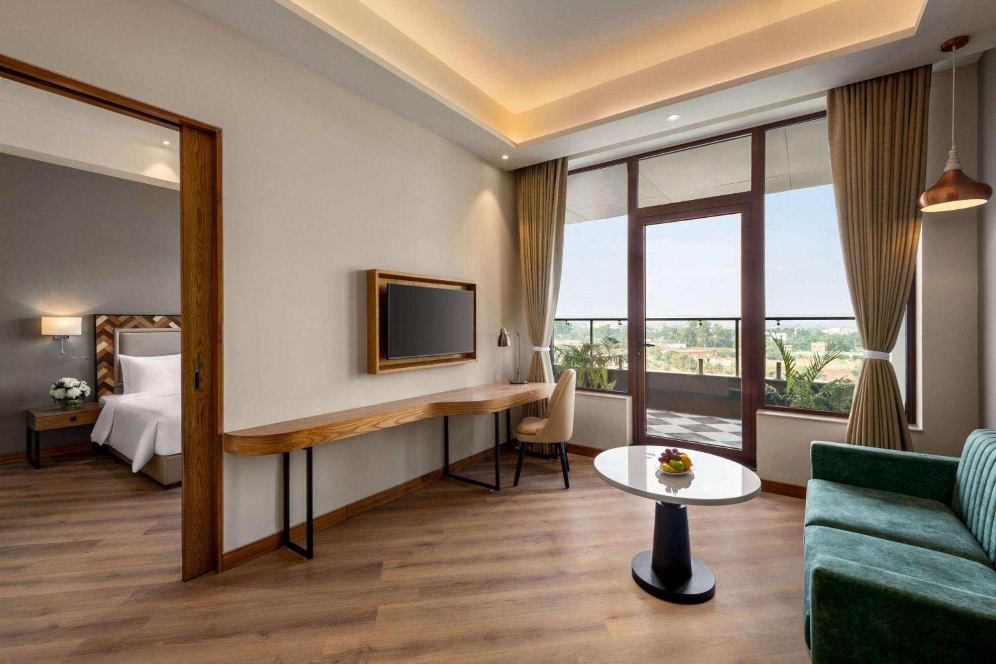 Ramada Encore By Wyndham Amritsar Airport Zewnętrze zdjęcie